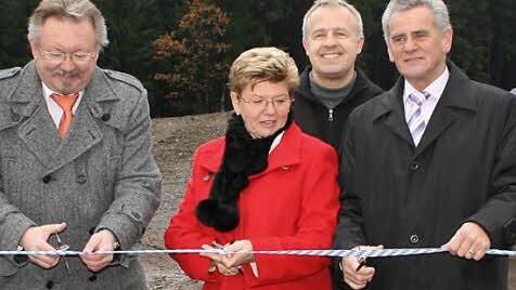 Pressigs Bürgermeister Hans Pietz, die Teuschnitzer Bürgermeisterin Gabi Weber, Sachgebietsleiter "Tiefbau" Gunther Dressel und Landrat Oswald Marr (von links) bei der Freigabe der Straße  Foto: Veronika Schadeck