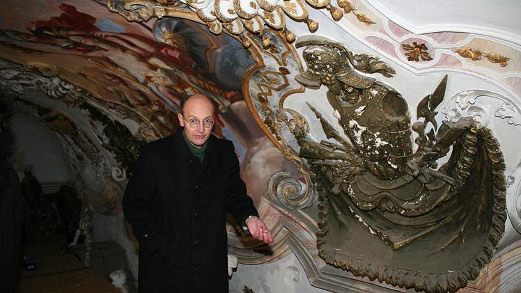 : Erst unter der Gewölbedecke des Marmorsaals von Schloss Weissenstein werden die Schäden deutlich, auf die der Schlossherr Paul Graf von Schönborn (Bild) aufmerksam macht. In zwölf Metern HÖhe sind sie für die Besucher des Marmorsaales kaum wahrzunehmen.