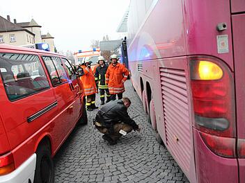 Der Polizeibeamte dokumentiert den Unfallhergang. Fotos: Josef Hofbauer