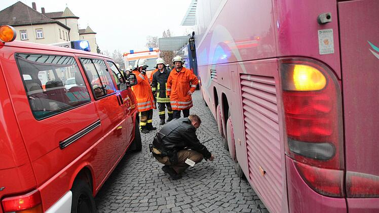 Der Polizeibeamte dokumentiert den Unfallhergang. Fotos: Josef Hofbauer