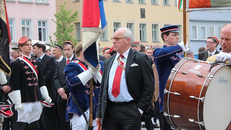 Kongressbeauftragter Hans G. Schollmeyer dirigiert die Truppe links um zum Weitermarsch.
