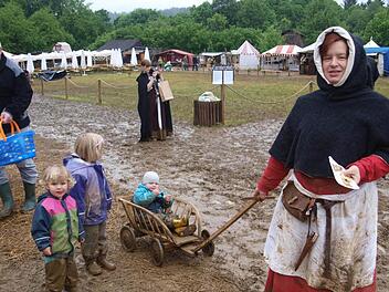 Eine Mutter aus dem Landkreis Fürstenfeldbruck, die erstmals beim Mittelaltermarkt auf Burg Rabenstein dabei war, mit ihren drei Kindern im Schlamm. Fotos: Thomas Weichert