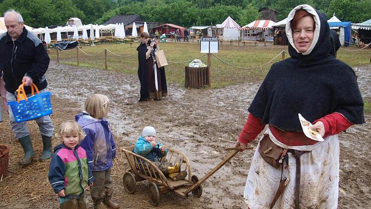 Eine Mutter aus dem Landkreis Fürstenfeldbruck, die erstmals beim Mittelaltermarkt auf Burg Rabenstein dabei war, mit ihren drei Kindern im Schlamm. Fotos: Thomas Weichert