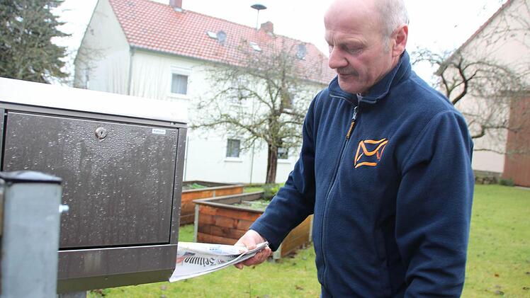 Liehr wirft eine Zeitung ein. Foto: Benedikt Borst