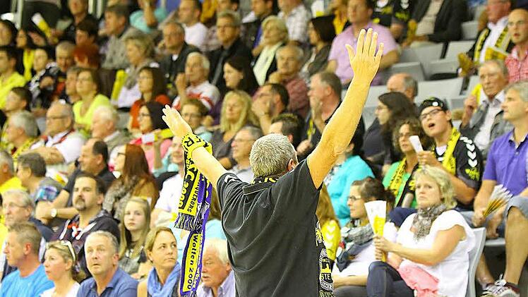 Wenn der HSC 2000 Coburg gegen den amtierenden Deutschen Meister THW Kiel am Montag, 3. August spielt, dann hoffen die Verantwortlichen, dass die HUK-Arena mit gut 3500 Zuschauern ausverkauft ist. Karten gibt es am Samstag online und ab Mittwoch, 1. Juli in allen bekannten Vorverkaufsstellen. Damit aber nicht genug: Die vielen Handballfans können am Mittwoch, 7. Oktober, auch einen Frauen-Länderspiel in der Arena verfolgen. Deutschland trifft in der EM-Qualifikation dann auf das Team von Fran...