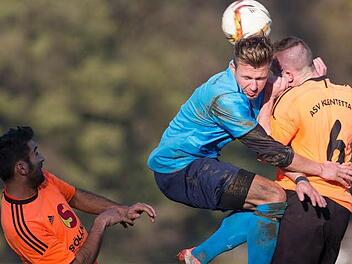 Schaffen die Marktzeulner mit André Bergmann (blaues Trikot) über die Relegation noch den Sprung in die Bezirksliga? Die Zeulner haben vor dem letzten Spieltag zwei Punkte Vorsprung vor dem TSV Ludwigsstadt. Als Meister steht der ASV Kleintettau (hier mit Danny Martin, rechts) schon lange fest.  Foto: Uwe Gick