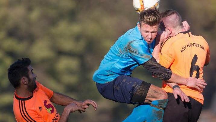 Schaffen die Marktzeulner mit André Bergmann (blaues Trikot) über die Relegation noch den Sprung in die Bezirksliga? Die Zeulner haben vor dem letzten Spieltag zwei Punkte Vorsprung vor dem TSV Ludwigsstadt. Als Meister steht der ASV Kleintettau (hier mit Danny Martin, rechts) schon lange fest.  Foto: Uwe Gick