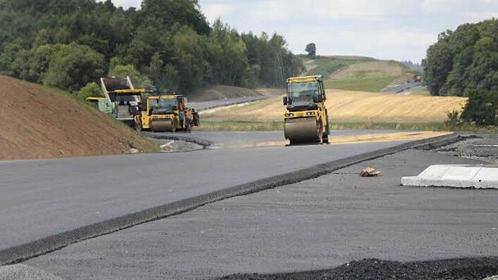 Die Tragschicht ist fertig. Dieser Tage soll die Deckschicht die neu gebaute Straße komplettieren.