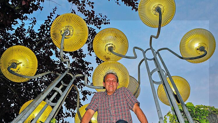 Michael Bosch nennt gleich zwei der ehemaligen Fußgängerzonen-Leuchten sein eigen. Foto: Matthias Hoch