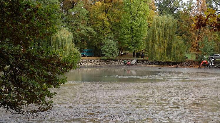 Ende Oktober wurde der Schwanensee im Park von Schloss Rosenau erstmals seit vielen Jahren wieder komplett abgelassen. Die Schwänen hatten zu diesem Zeitpunkt schon ihr Winterquartier bezogen.Foto: Jochen Berger