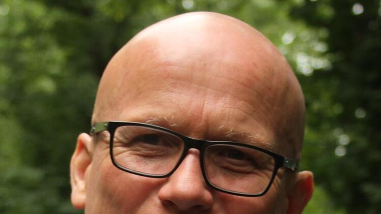 Wolfgang Kreul, Geschäftsführer der Guttenberger Straßenbaugesellschaft: "Wir wollten die Straße ursprünglich nur teilweise erneuern. Doch der Winter hatte weitere Schäden verursacht, so dass eine großflächige Abfräsung sinnvoller war." Foto: Sonny Adam