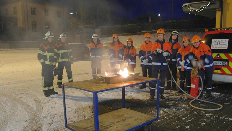 Zwar darf die Jugendfeuerwehr bei realen Einsätzen noch nicht dabei sein, doch diesen brennenden Adventskranz können sie trotzdem schon in Nullkommanix löschen. Foto: Stephanie Elm