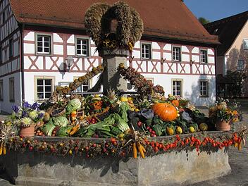 Der Erntedankbrunnen zeigt die schönen Seiten des Herbstes.