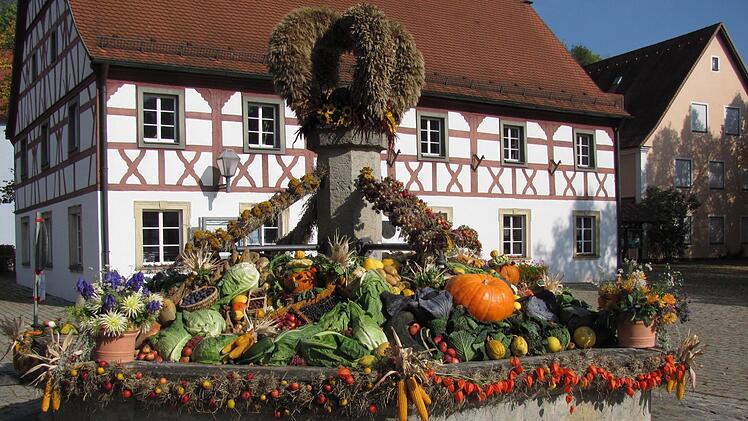 Der Erntedankbrunnen zeigt die schönen Seiten des Herbstes.