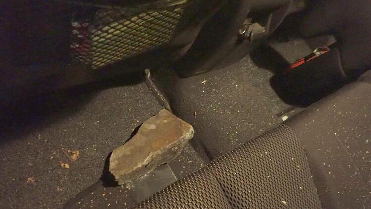 Der Stein landete schließlich im Fußraum des Autofahrers. Foto: Polizei