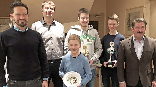 Beim Z&uuml;chterabend des Kleintierzuchtvereins Wei&szlig;enbrunn wurden die Vereinsmeister und Jugendmeister geehrt. Das Bild zeigt (von links): Marco Bauer, Vorsitzenden Klaus Ruppert, Benedikt O&szlig;mann, Marc Bauer, Maximilian O&szlig;mann und Ehrenvorsitzenden Fritz Bauer. Foto: Dieter Wolf
