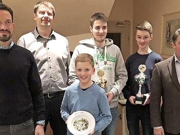 Beim Züchterabend des Kleintierzuchtvereins Weißenbrunn wurden die Vereinsmeister und Jugendmeister geehrt. Das Bild zeigt (von links): Marco Bauer, Vorsitzenden Klaus Ruppert, Benedikt Oßmann, Marc Bauer, Maximilian Oßmann und Ehrenvorsitzenden Fritz Bauer. Foto: Dieter Wolf