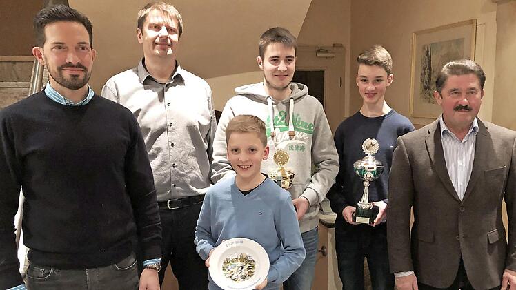 Beim Züchterabend des Kleintierzuchtvereins Weißenbrunn wurden die Vereinsmeister und Jugendmeister geehrt. Das Bild zeigt (von links): Marco Bauer, Vorsitzenden Klaus Ruppert, Benedikt Oßmann, Marc Bauer, Maximilian Oßmann und Ehrenvorsitzenden Fritz Bauer. Foto: Dieter Wolf