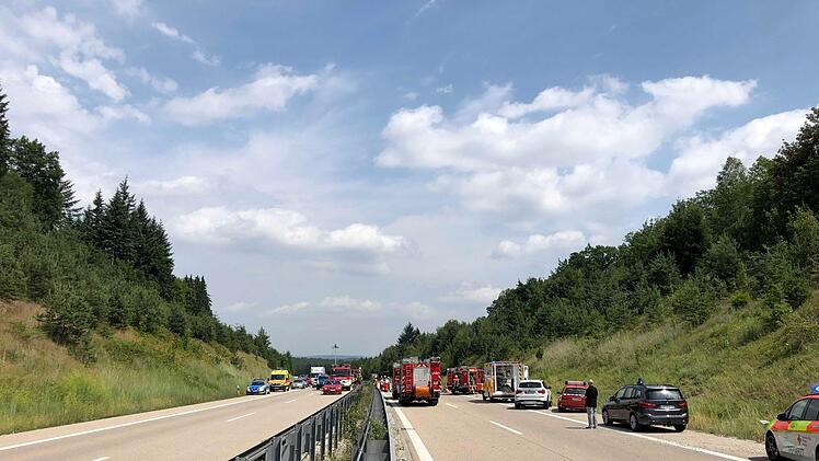 Im Landkreis Coburg ist am Montag ein schwerer Unfall passiert, bei dem ein Auto auf dem Dach auf der A73 landete. Foto: NEWS5 / Merzbach