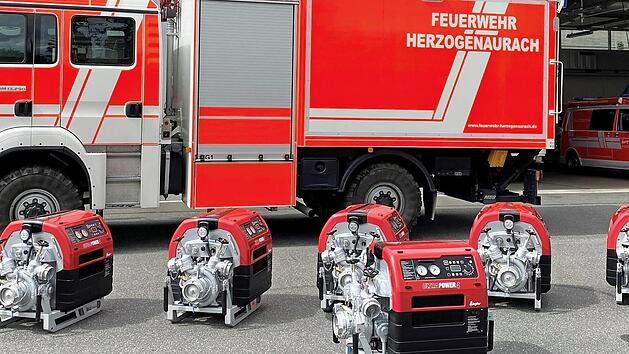Die neuen Pumpen wurden am vergangenen Donnerstag geliefert. Sie werden nach einer Einweisung an die Ortsfeuerwehren verteilt.  Foto: pr