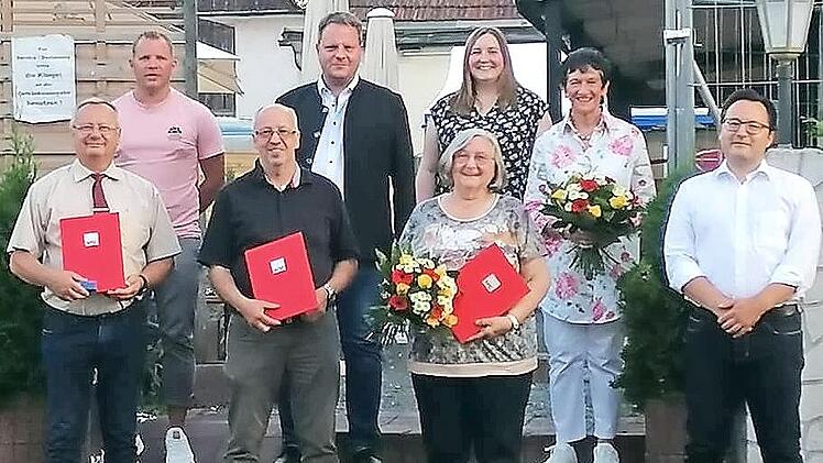 Ehrungen bei der Mainleuser SPD. Im Bild (untere Reihe, von links) der bisherige Vorsitzende Detlef Weißmann (25 Jahre), Dieter Seuß (25 Jahre), Marianne Kolb (40 Jahre) und der neue Vorsitzende Peter Wiesenmüller; (hintere Reihe, von links) stellvertretender Vorsitzender Timo Schneider, der Kulmbacher OB Ingo Lehmann, stellvertretende Vorsitzende Sabrina Riederer und Kreisvorsitzende und MdL Inge Aures