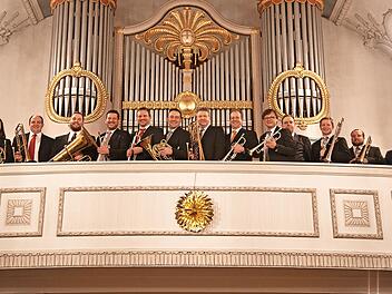 Zwölf Musikerinnen und Musiker bilden das Ensemble „Blech g’habt!“