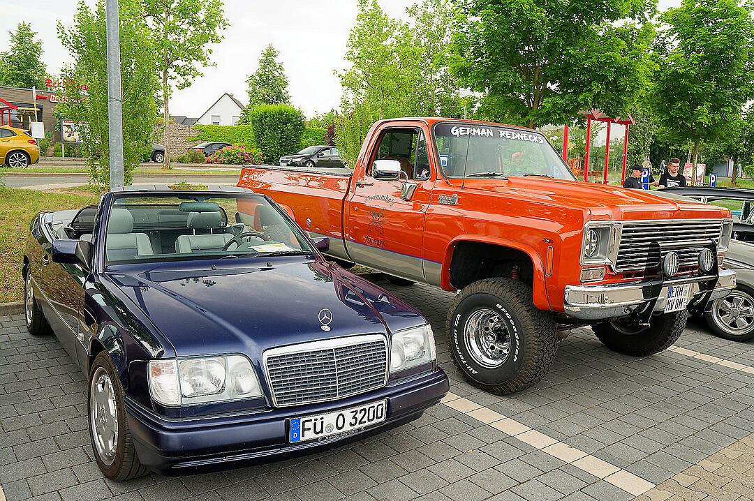 Autos, Motorräder, Mopeds und Traktoren gab es zu bewundern.