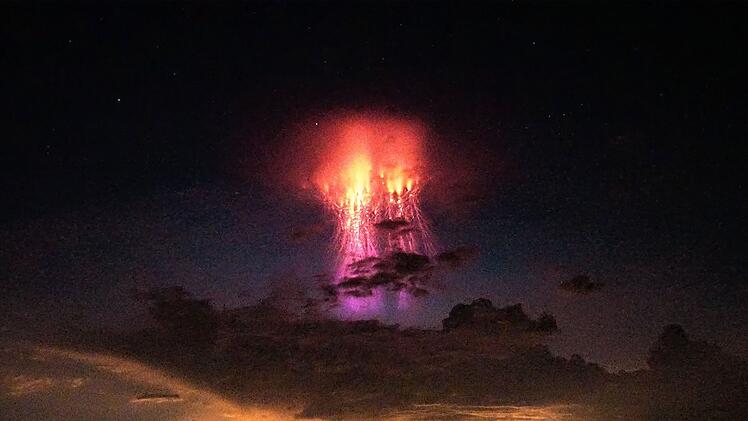 Sogenannte "Transient Luminous-Events" k&ouml;nnen Menschen mit dem blo&szlig;en Auge meistens nicht sehen. "Terra X: Blitze - Himmel unter Strom" zeigt spektakul&auml;re Aufnahmen des Naturschauspiels.