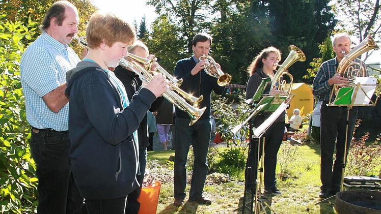Der Posaunenchor Presseck umrahmte den Kürbismarkt musikalisch.