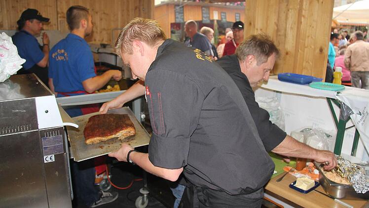 Viel Betrieb bei den Direktvermarktern. Hier beim Stand von Edgar Lippert aus Euerdorf.