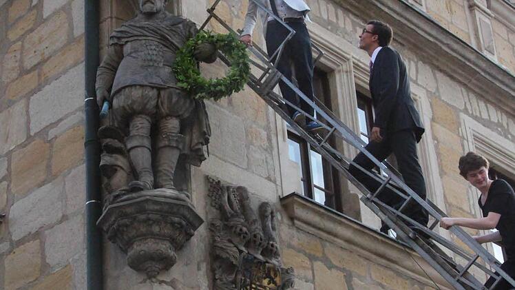 Das leere Glas nimmt dann den direkten Weg zum Boden.