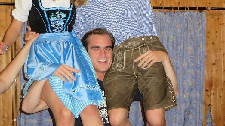 Auch jenseits des Strands herrschte gute Stimmung. Phil aus Hamburg stemmt die gestandenen bayerisch-fränkischen Maderln Sandra Lerche und Annalena Weinfurtner in die Höhe.