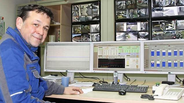 Ulrich Kukuk ist einer der Mitarbeiter der Schaltwarte, die rund um die Uhr besetzt ist. Sie soll ebenfalls im kommenden Jahr in den Neubau in der Würzburger Straße umziehen. Fotos: Ralf Ruppert