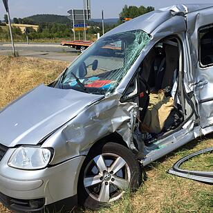 Lkw kracht in abbiegenden Familienwagen - Vier Verletzte