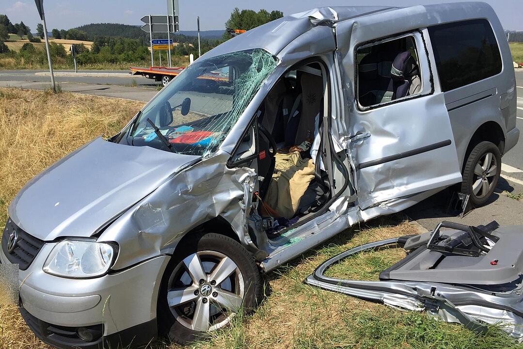 Lkw kracht in abbiegenden Familienwagen - Vier Verletzte