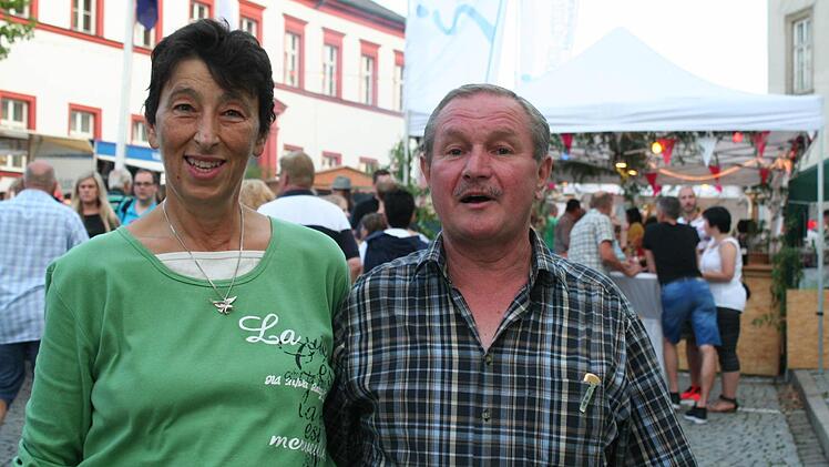 Bärbel und Ludwig Gambel aus Höchstadt: "Wir gehen zu den Pfadfindern auf den Schlossberg, weil's da ruhiger ist. Das Altstadtfest finden die beiden Höchstadter sehr viel attraktiver als die Kirchweih, weil es geselliger ist und man viele Bekannte trifft. Foto: Evi Seeger