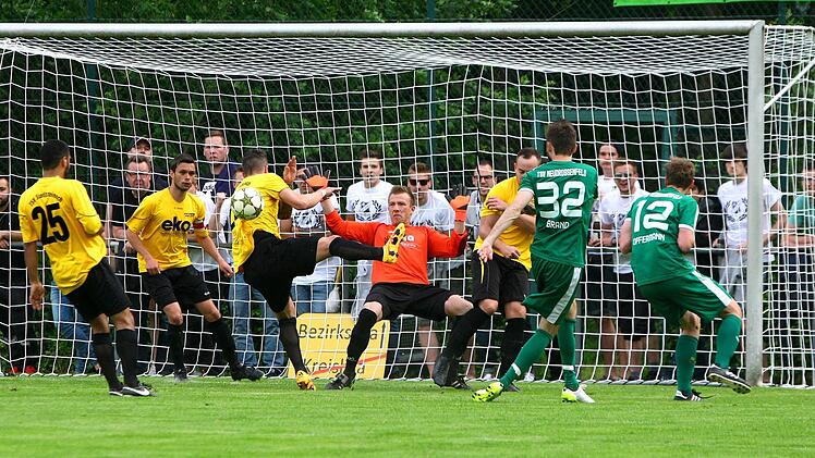 Der Neudrossenfelder Sebastian Brand schie&szlig;t auf das Stadtsteinacher Tor. Foto: Monika Limmer