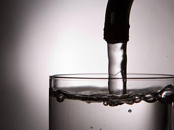 Das Wasser der Seebachgruppe könnte bald teurer werden. Symbolfoto: Lukas Schulze/dpa