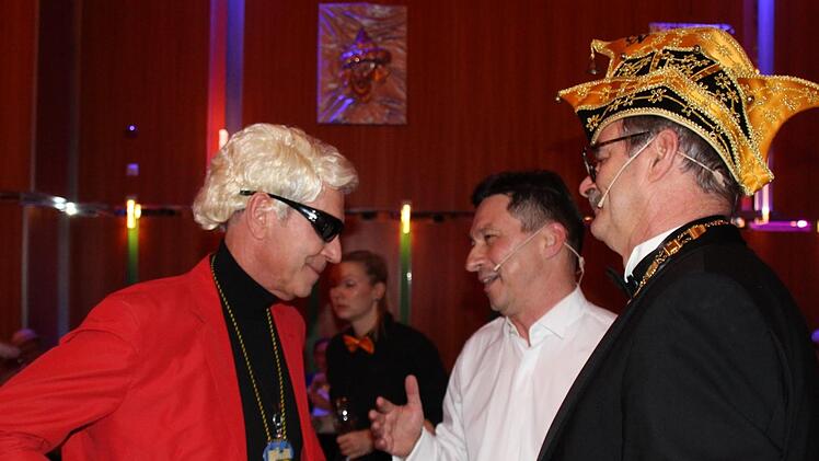 Michael Stoschek (rotes Sakko!) mit Narrhalla-Präsident Thomas Eck (Mitte) und Pit Kammerscheid.Foto: Oliver Schmidt