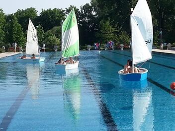 Mit Sonderaktionen, wie dem Segel-Schnupperkurs im vergangenen Sommer, will das Königsbad   Forchheim gegen einen  Image-Verlust anrudern.  Foto. Archiv Marinekameradschaft