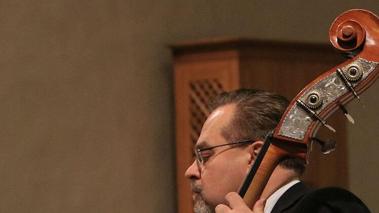 Impressionen vom Weihnachtskonzert mit dem Collegium Musicum Coburg in der Morizkirche: Markus May am KontrabassFoto: Jochen Berger