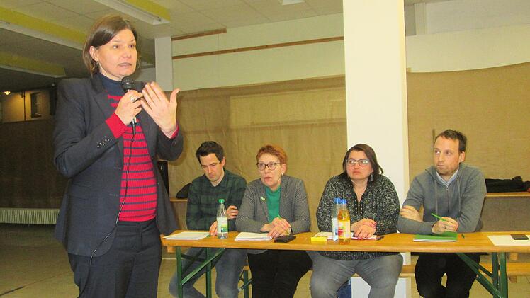 MdB Manuela Rottmann und die Stadt- und Kreistags-Grünen diskutierten mit Bürgern und Kommunalpolitikern über den geplanten Schulcampus. Winfried Ehling