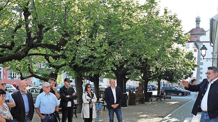 „Unter den Linden“ kann man in Schlüsselfelds historischer Altstadt wandeln und deren schönste Plätze kennenlernen. Altbürgermeister Georg Zipfel (rechts) hat zusammen mit Museumsleiter Friedel Auer den Rundweg ausgearbeitet.