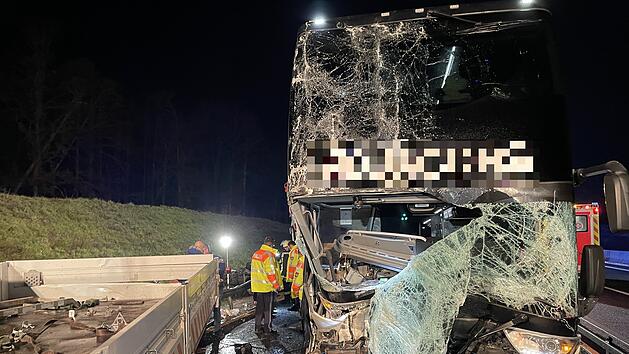 Reisebus aus Belgien f&auml;hrt auf Baustellenanh&auml;nger: 60 Schulkinder aus Belgien an Bord