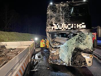 Reisebus aus Belgien f&auml;hrt auf Baustellenanh&auml;nger: 60 Schulkinder aus Belgien an Bord