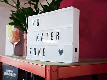 &laquo;No Kater Zone&raquo; steht auf einem Schild