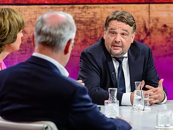 Dennis Radtke von der CDU erteilte einer Zusammenarbeit mit der AfD eine klare Absage: Die Brandmauer sei kein Instrument, um Feuer zu bek&auml;mpfen, sondern eine Sicherheitsvorkehrung, damit das Feuer nicht &uuml;bergreife.