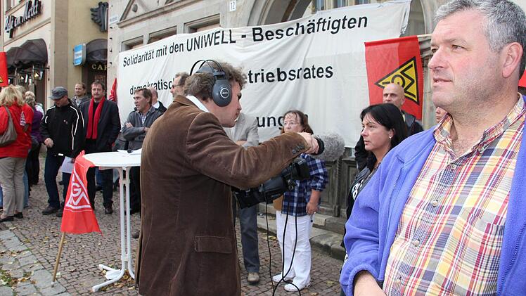 Zwei Fernsehteams interviewten die Teilnehmer an der Kundgebung.