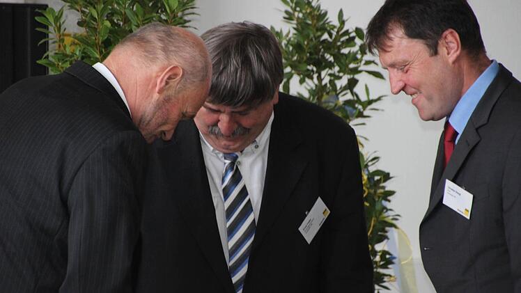 Was ist den in der Tüte drin? Die Geehrten spitzen gleich mal rein.
