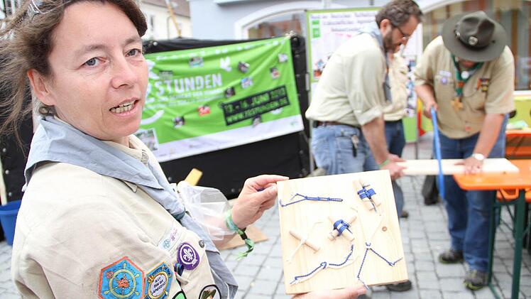 Heike Leipold zeigt ein Brett mit den Knoten, die interessierte Kinder bei den Pfadfindern lernen konnten.